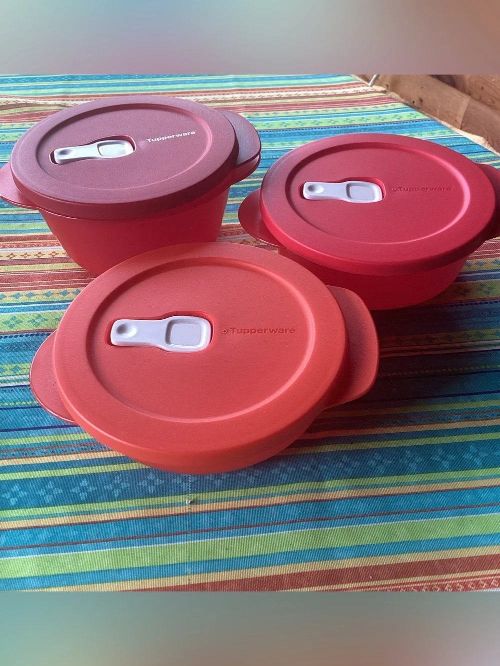 Tupperware Crystal Wave PLUS - set of 3 microwave bowls in red